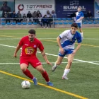 Un jugador de l’AEM condueix la bimba enrere davant la pressió d’un rival. - LAIA PEDRÓS