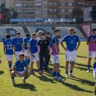 Els jugadors del Lleida, totalment abatuts, s’atansen a demanar disculpes als aficionats del Gol Nord. - ÀLEX SAMPER