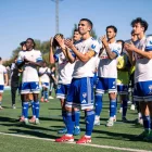 Els jugadors del Mollerussa, amb Guillem Porta al capdavant, agraeixen l’ànim dels aficionats al finalitzar el partit. - JOSEP M. RIBES