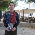Carlos López mostra el llibre a la terrassa de l’Ateneu de Tàrrega. - LAIA PEDRÓS