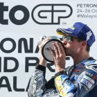 Àlex Márquez besa el trofeu de guanyador del Gran Premi de Malàisia, després de la tercera victòria del curs. - EFE