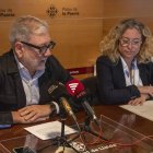 El alcalde, Fèlix Larrosa, y la concejala de Promoción Económica, Pilar Bosch, en la presentación de los detalles de la nueva ordenanza de impulso económico.