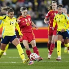 Mapi León intenta desplaçar la pilota, pressionada per una rival de la selecció sueca. - EFE