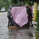 Diverses persones es preparen pel pas del Melissa a Jamaica. - EFE/RUDOLPH BROWN