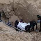 Militants de Hamas porten una bossa blanca que conté un cos en un túnel a Khan Yunis. - EFE/EPA/HAITHAM IMAD