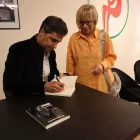 Rafa Melero, a la Caselles firmant un exemplar de la novel·la a una altra autora de Lleida, Montse Sanjuan. - AMADO FORROLLA