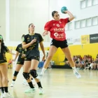 Claudia Moreno es disposa a llançar a porteria contra el Granollers en el partit en el qual es va lesionar.