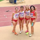 Feliça, segona per l’esquerra, amb l’equip de relleus.