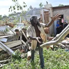 Una persona retira troncs caiguts pel pas de l’huracà Melissa a Jamaica. - EFE/ RUDOLPH BROWN