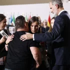 El rei Felip VI i la reina Letícia abracen familiars dels morts per la dana en el funeral d’Estat. - EUROPA PRESS