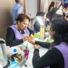 Participants en la formació en manicura de l’espai Nova Essència de la Mariola. - PAU PASCUAL PRAT