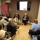 Pere Pena va conversar amb Pere Rovira, ahir a La Fatal, per presentar el llibre ‘Vida i miratges’. - AMADO FORROLLA