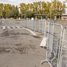 El recinte de Fira de Lleida que habitualment es fa servir com a aparcament, ahir dimecres, encara amb tanques.