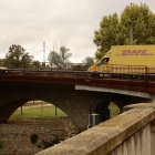 Un camió travessa un dels principals ponts d'entrada de Manlleu.