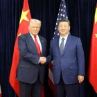 Encaixada de mans entre Trump i Xi a la cimera bilateral a Busan. - HUANG JINGWEN / XINHUA NEWS