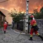 Bombers durant un incendi a Anllarinos del Sil (Lleó). - EUROPA PRESS