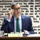 Pedro Sánchez durant la comissió d’investigació al Senat, amb la novetat de les ulleres. - EUROPA PRESS