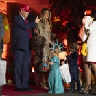 Trump i Melania inauguren Halloween. El president dels EUA, Donald Trump, i la primera dama, Melania Trump, van entregar dijous desenes de dolços a nens disfressats a la Casa Blanca, com a part de les tradicions prèvies a la nit de Halloween. - EFE