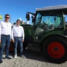 Responsables de Fendt posant al costat del tractor durant unes jornades a Mollerussa. - JOAN GÓMEZ