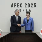 El primer ministre canadenc, Mark Carney, al costat de la seua homòloga japonesa, Sanae Takaichi. - EUROPA PRESS