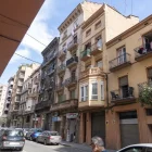 Vista de l’immoble afectat (al centre) ahir de matinada per l’incendi a Comtes d’Urgell, 14. - BOMBERS DE LA GENERALITAT