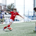 Marc Scuri, el millor jugador del partit del Mollerussa, intenta superar un defensa del San Cristóbal