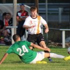 El Baghdadi, el golejador del Sant Ramon del partit d’ahir, fent una entrada a Gaset. - JOAN BOVÉ