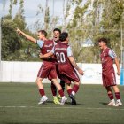 Boaz Hallebeek celebra efusivament amb els seus companys el gol de l’empat en el temps afegit. - PAU PASCUAL PRAT