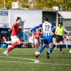 Una acció del partit en el qual el Mollerussa va caure derrotat ahir al camp del San Cristóbal. - JOSEP M. RIBES