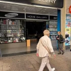 Una botiga pròxima a la plaça Sant Joan sense subministrament elèctric ahir al migdia. - AGB