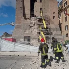 Imatge de la Torre dei Conti, mig col·lapsada. - EFE/ VIGILI DEL FUOCO (BOMBERS)