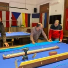 Operaris del club van canviar ahir els draps i les bandes dels billars de cara al campionat.