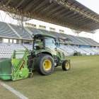 Operaris de l’empresa Royalverd van iniciar ahir les obres de millora a la gespa de l’estadi. - JORDI ECHEVARRIA