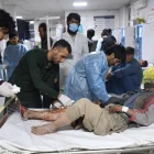 Persones ferides reben tractament en un hospital afganès. - EFE/NAJIB FARYAD