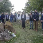 Ofrena floral al monument dedicat a les víctimes, al passeig Josep Brufau. - LAIA PEDRÓS
