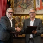 Fèlix Larrosa i Albert Aliaga van segellar ahir el conveni de cessió del Barris Nord al Força Lleida. - SERGI PALACIOS