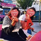 Una de las niñas afectadas, con su madre.