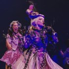 Laia Sallan, darrere de Lady Gaga, compartint escenari divendres passat a Barcelona.