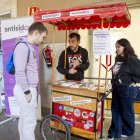 La parada de l'antisida que aquest dimarts ha fet proves gratuïtes per detectar malalties de transmissió sexual.