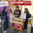 El punt d’informació, ahir al campus del Rectorat. - JORDI ECHEVARRIA