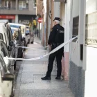 Un agent a l’entrada de l’edifici on van tenir lloc els fets. - EFE