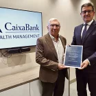 Enric Segarra, amb Josep Maria González, director territorial a Catalunya de CaixaBank. - AMADO FORROLLA