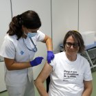 Una treballadora de Salut vacunant-se. Imatge d'arxiu.