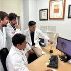 Personal del servei de Cirurgia General utilitzant la tecnologia per planificar cirurgies. - ICS LLEIDA