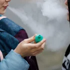 Imatge d’arxiu d’adolescents utilitzant un vaporejador. - EFE
