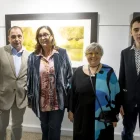 La viuda de Màrius Carretero, Maribel, ahir a Res Non Verba, amb els seus fills, Núria i Víctor, i el fill d’aquest, Pau, net de l’artista. - JORDI ECHEVARRIA