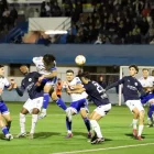 Oscar Dueso remata de cap un córner penjat a l’àrea de l’Atlètic Lleida. - JOSEP M. RIBES