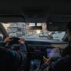 El vehicle de la Guàrdia Urbana que multa cotxes mal estacionats, per exemple en doble fila. - SEGRE