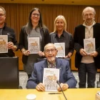 Vallverdú, davant de Pasqual, González, Vidalhuguet i Biscarri amb exemplars del seu llibre, a Balaguer. - JORDI ECHEVARRIA