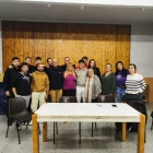 Sánchez (al centre) i membres de la junta amb els joves que assumiran la direcció de l’entitat. - AVV ELS MANGRANERS